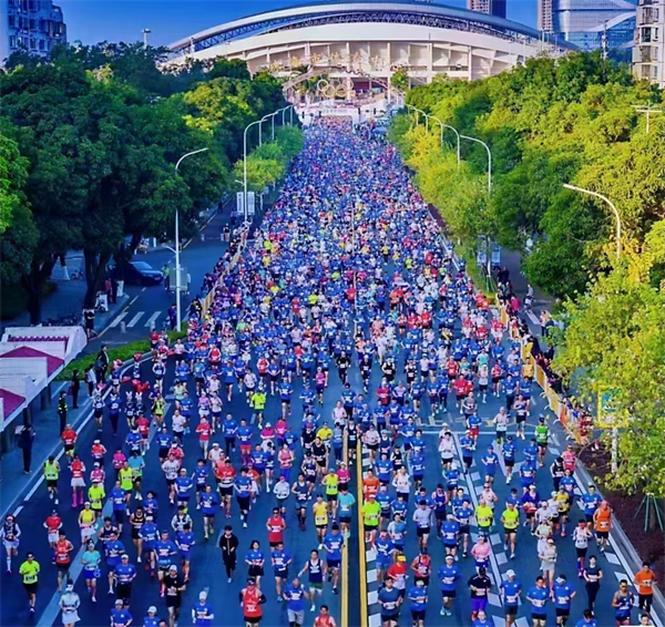 Η ομάδα Hi-Q τρέχει μαζί στο μαραθώνιο Zhuhai